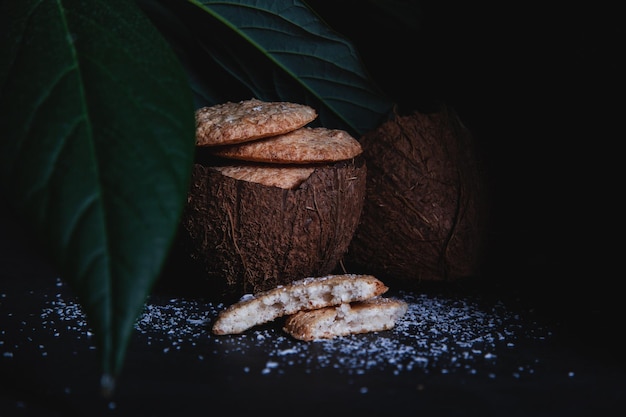 Biscuits aux pépites de noix de coco sur fond sombre