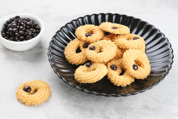 Biscuits aux pépites de vanille servis sur un espace de copie de plaque noire populaire pour célébrer l'Aïd al Fitr