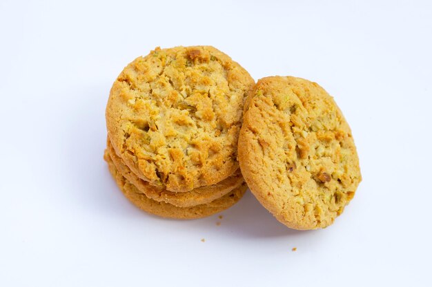 Biscuits aux pistaches et aux amandes sur fond blanc