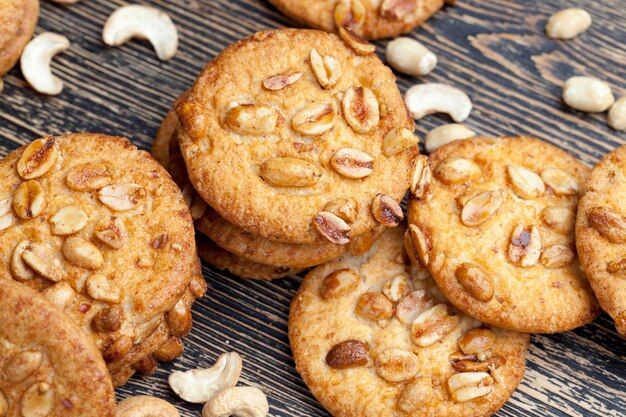 Biscuits à l'avoine avec ajout de fruits secs et de divers types de noix, y compris les cacahuètes Biscuits à l'avoine et au blé avec cacahuètes