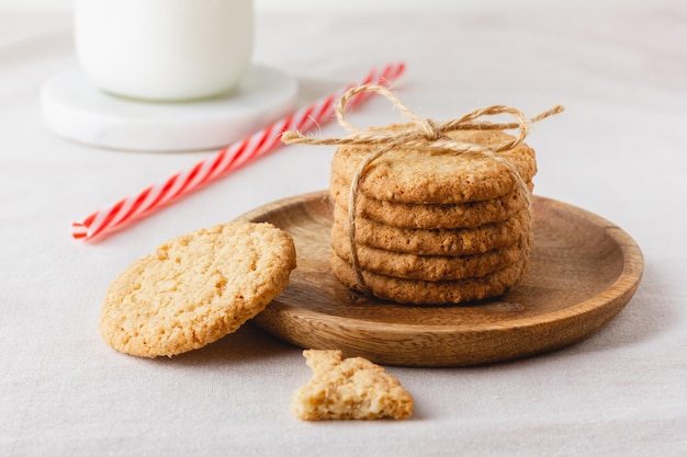 Des biscuits d'avoine sur une assiette en bois.