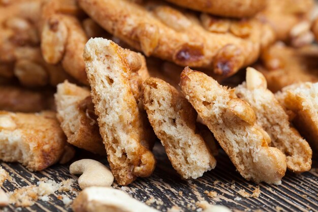 Biscuits à l'avoine et au blé avec cacahuètes, gros plan