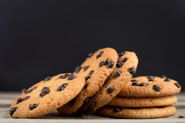 Photo biscuits à l'avoine au chocolat empilés gros plan collation savoureuse et dessert sucré