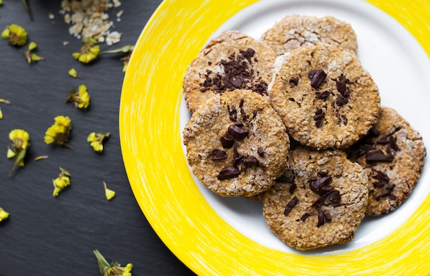 Biscuits à l'avoine au chocolat sur plaque jaune