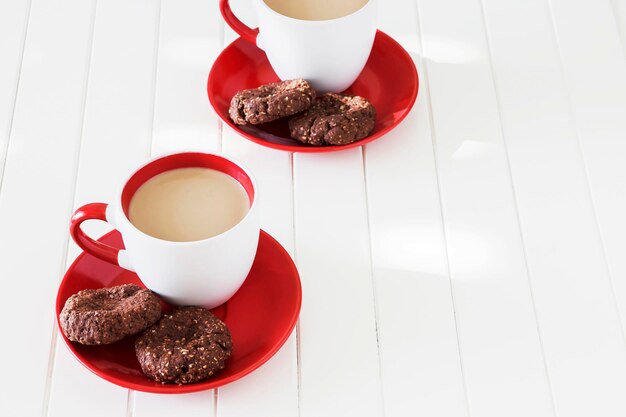 Biscuits à l'avoine au chocolat et tasse de thé au lait Contexte du concept de la Saint-Valentin Mise au point sélective