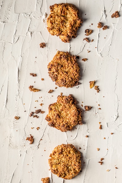 Biscuits à l'avoine au four faits maison avec du blanc