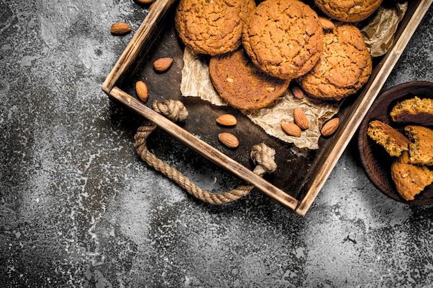 Biscuits à l'avoine et aux amandes. Sur un fond rustique.