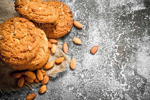 Biscuits à l'avoine et aux amandes. Sur un fond rustique.