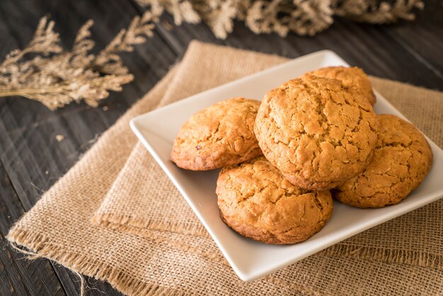 biscuits à l&#39;avoine et aux raisins sur bois