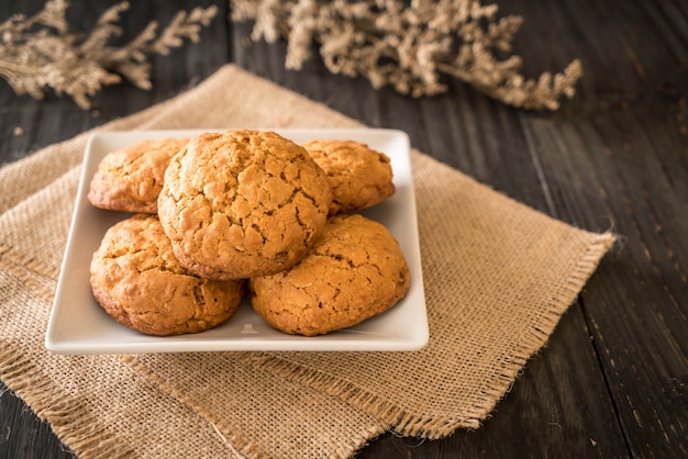 biscuits à l&#39;avoine et aux raisins sur bois