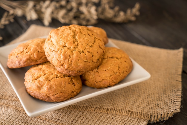 biscuits à l&#39;avoine et aux raisins secs sur bois