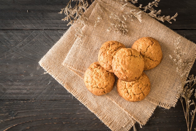 biscuits à l&#39;avoine et aux raisins secs sur bois