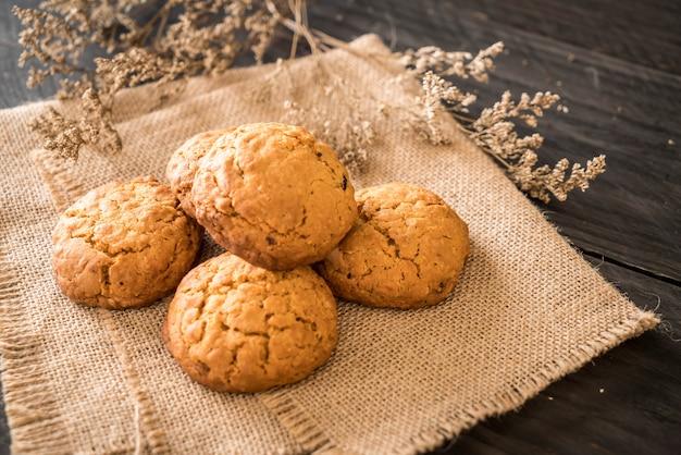 biscuits à l&#39;avoine et aux raisins secs sur bois