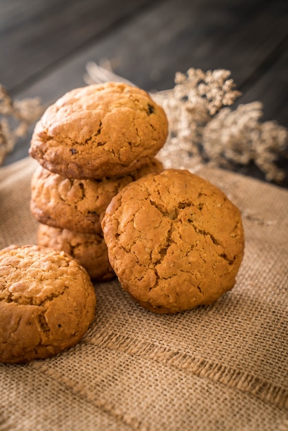 biscuits à l&#39;avoine et aux raisins secs sur bois