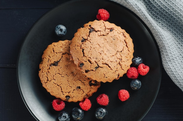 Biscuits à l'avoine avec des baies sur dark