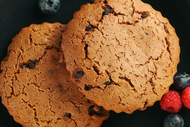 Biscuits à l'avoine avec des baies sur dark