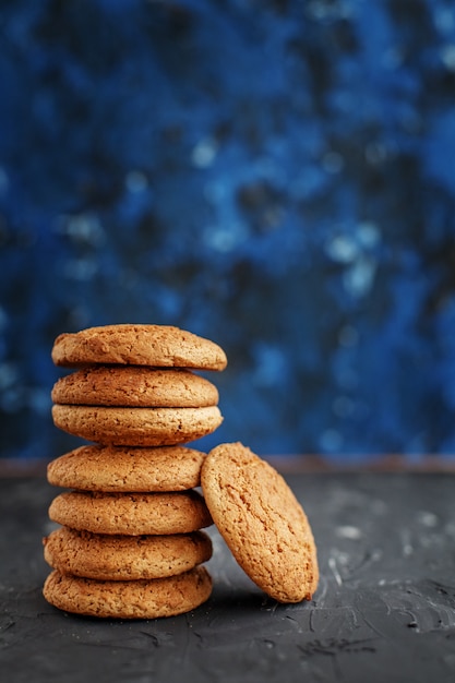 Biscuits à l'avoine sur un bleu.