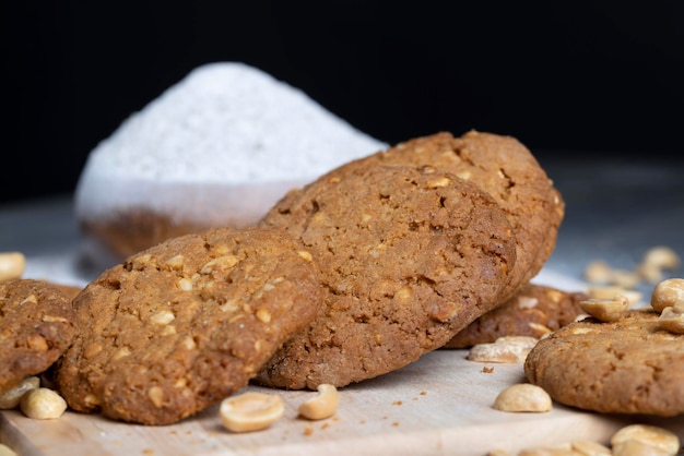 Biscuits à l'avoine avec cacahuètes sur une table en bois noire