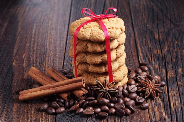 Biscuits à l'avoine, cannelle, anis et grains de café sur fond de bois foncé