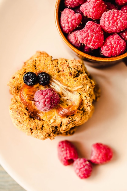 Biscuits à l&#39;avoine avec confiture de framboise et caramel de datte. Fermer.