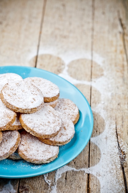 Biscuits à l&#39;avoine cuite au four avec une plaque en céramique bleue sur une table en bois rustique