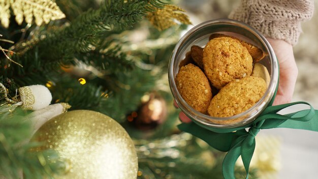 Biscuits à l'avoine dans un bocal en verre. Dans le contexte du décor de Noël