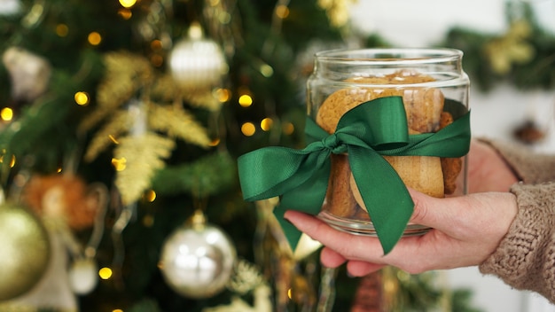 Biscuits à l'avoine dans un bocal en verre. Dans le contexte du décor de Noël