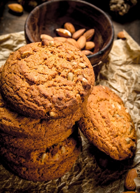 Biscuits à l'avoine dans un bol avec des noix. Sur un fond rustique.