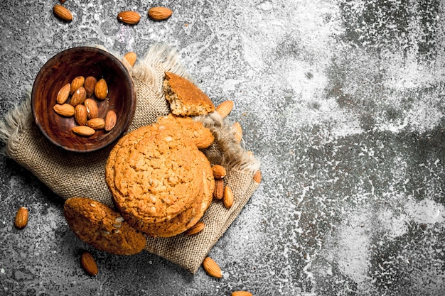 Biscuits à l'avoine dans un bol avec des noix.