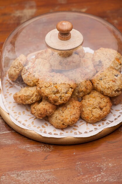 Biscuits à l'avoine dans un récipient en verre scellé