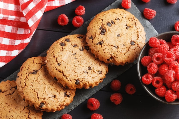 Biscuits à l'avoine avec du chocolat et des baies