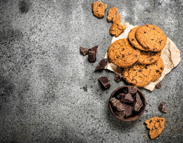 Biscuits à l'avoine avec du chocolat dans un bol.