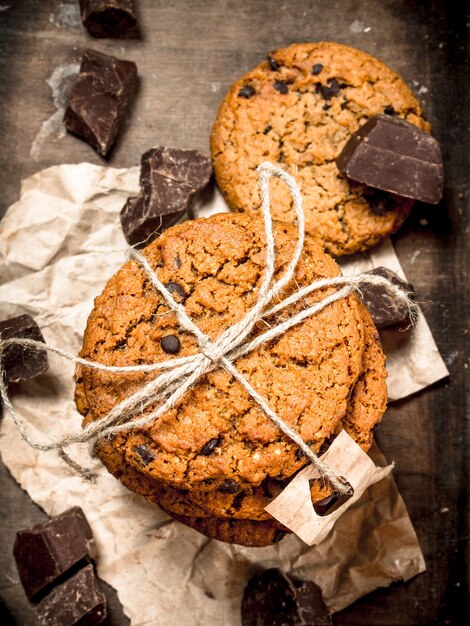 Biscuits à l'avoine avec du chocolat. Sur un fond en bois.