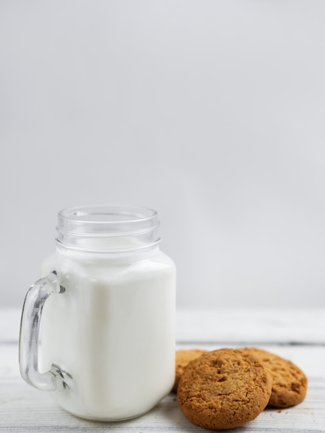 biscuits à l'avoine avec du lait sur fond de bois