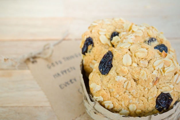 Biscuits à l&#39;avoine fait maison sur fond de bois