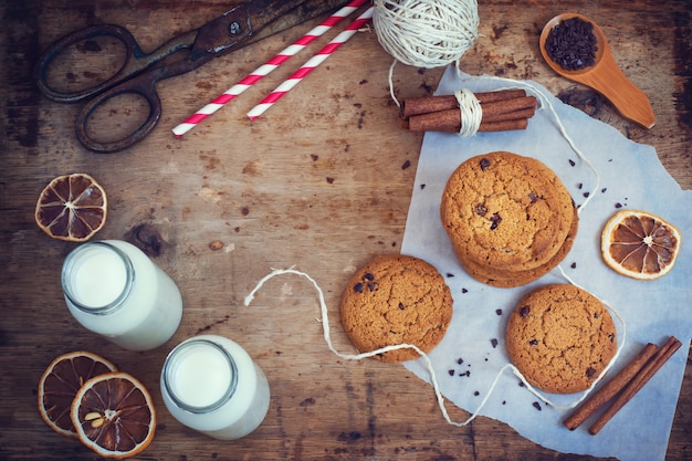 Biscuits à l'avoine faits maison au chocolat et à la cannelle, vue de dessus