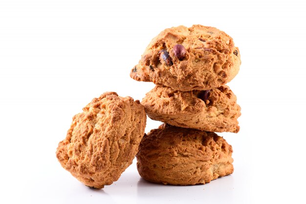 Biscuits à l'avoine faits maison cannelle isolé sur tableau blanc