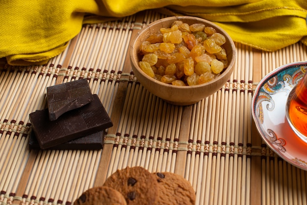 Biscuits à l&#39;avoine faits maison et chocolat avec une tasse de thé