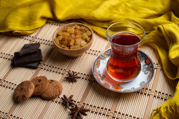 Biscuits à l&#39;avoine faits maison et chocolat avec une tasse de thé