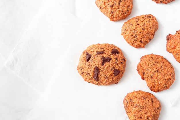 Biscuits à l'avoine faits maison avec du chocolat sur fond blanc Collation rustique pour un mode de vie sain