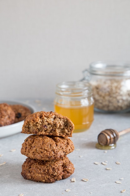 Biscuits à l&#39;avoine faits maison avec du miel.