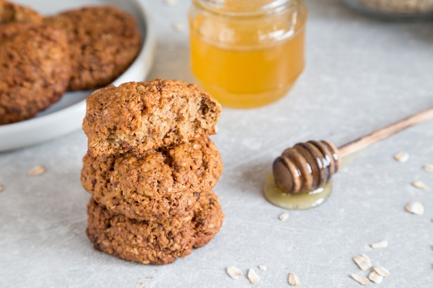 Biscuits à l&#39;avoine faits maison avec du miel.