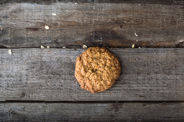 Biscuits à l&#39;avoine faits maison. Lait et biscuits. Biscuits de Noël. La nourriture saine. Petit déjeuner co