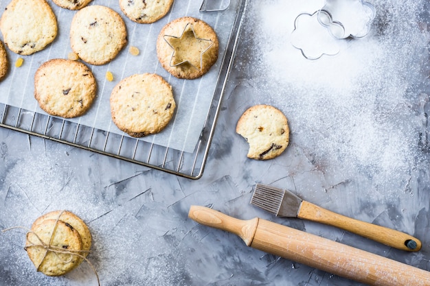 Biscuits à l&#39;avoine faits maison avec des pépites de chocolat sur une table de cuisine grise