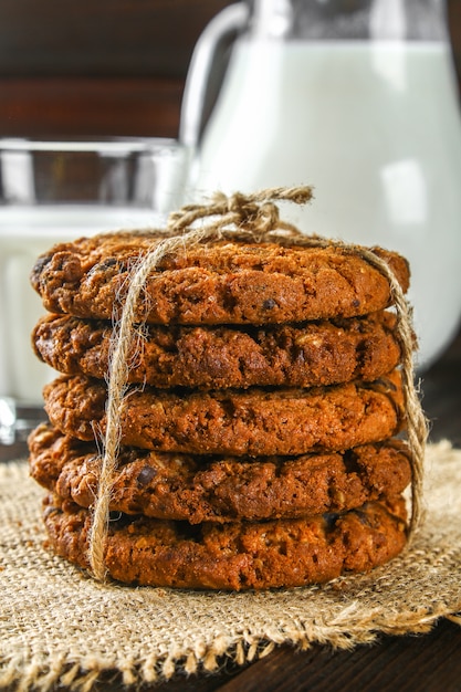 Biscuits à l&#39;avoine faits maison. Une pile de biscuits attachés avec de la ficelle sur un sac