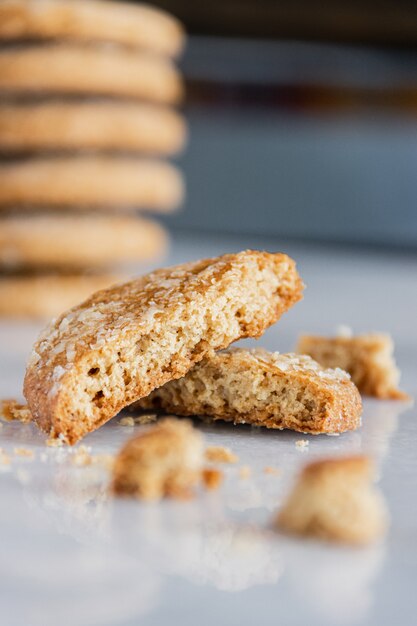 Biscuits à L'avoine Faits Maison. Pile De Cookies. Gros Plan Du Cookie Fissuré.