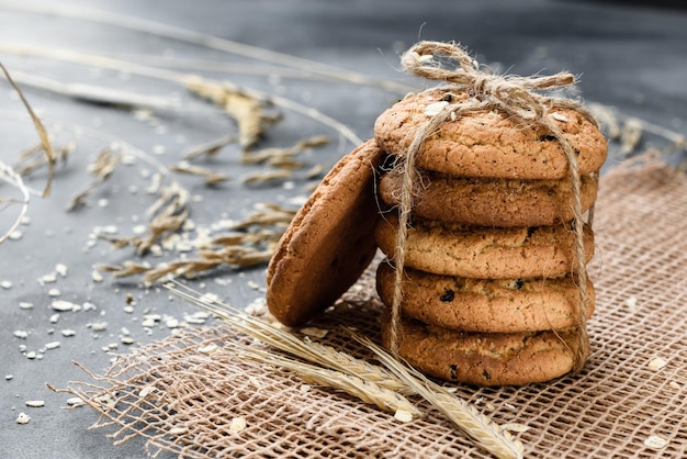 Biscuits à l'avoine faits maison avec des raisins secs sur fond sombre