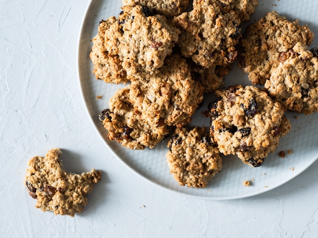 Photo biscuits à l'avoine faits maison avec des raisins secs et des noix sur fond gris