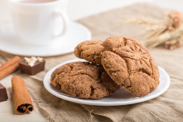 Biscuits à l'avoine faits maison avec une tasse de cacao