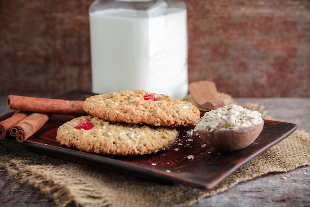 Biscuits à l&#39;avoine faits maison et une tasse de lait